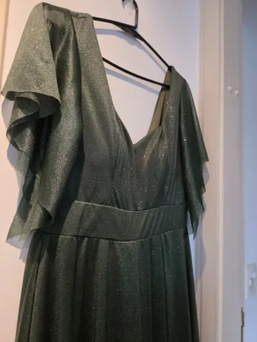Vestido de festa verde oliva com brilho
