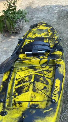 Caiaque com acento para pesca e diversão .