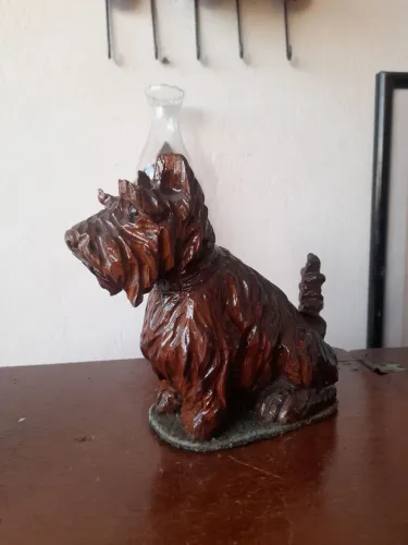 Estátua cachorro entalhado de madeira