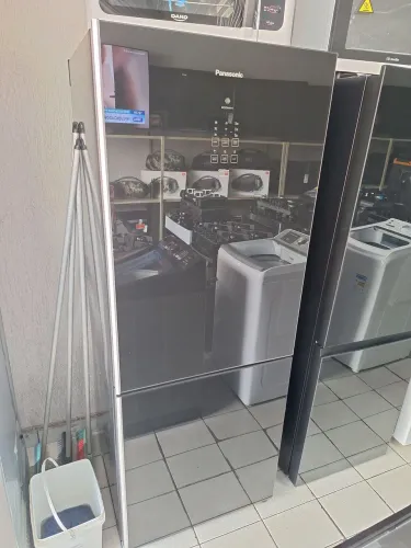 Geladeira Panasonic 425L Preta de vidro