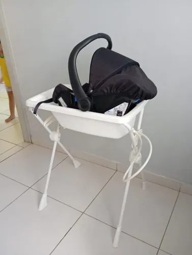 Bebe conforto e banheira com suporte