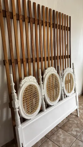 Cama de madeira vintage