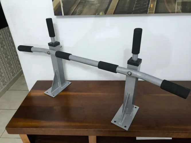Barra fixa de parede, com paralela - WCT Fitness 7008. <br><br>R$150.