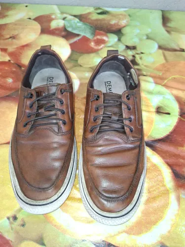 2 pares de sapatenis em couro costurado