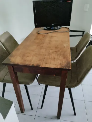 Quatro cadeiras e mesa - usadas