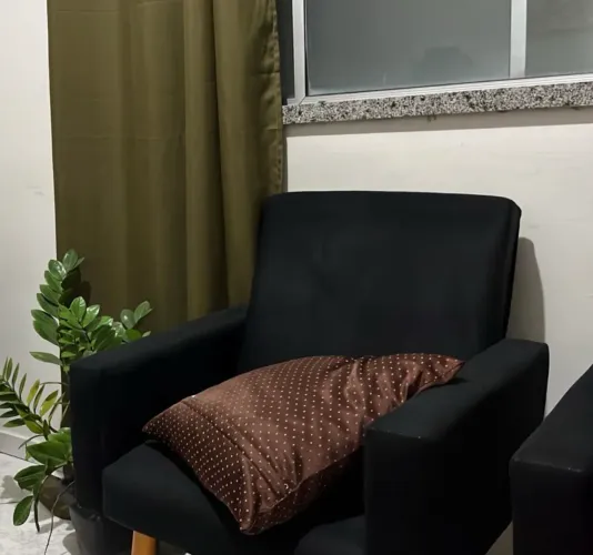 Vendo 02 poltronas na cor preta seminovas 