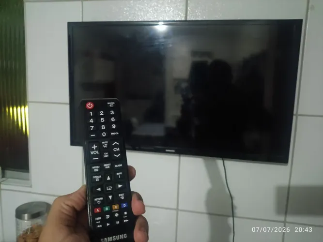 Tv com defeito, tem o controle remoto e a fonte