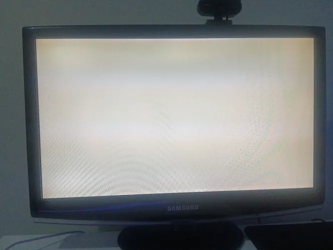 Monitor SAMSUNG usado mas praticamente novo, tudo funcionando! em ótimo estado.