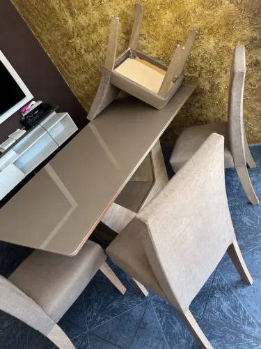 ? VENDE-SE MESA DE JANTAR COM 6 CADEIRAS!
