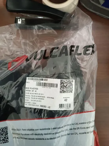 Bota vulcaflex bico de plástico 