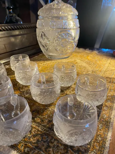 Poncheira e taças de cristais.
