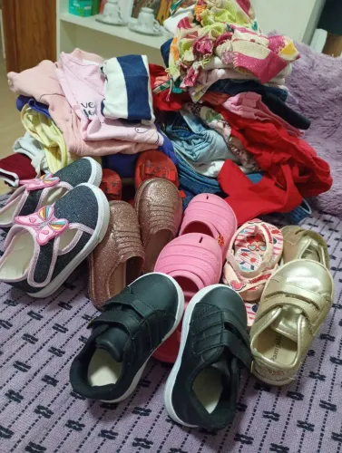 Lote de roupas e sapatos de menina 