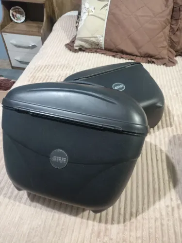 Vendo baús laterais givi e21 um excelente estado de conservação