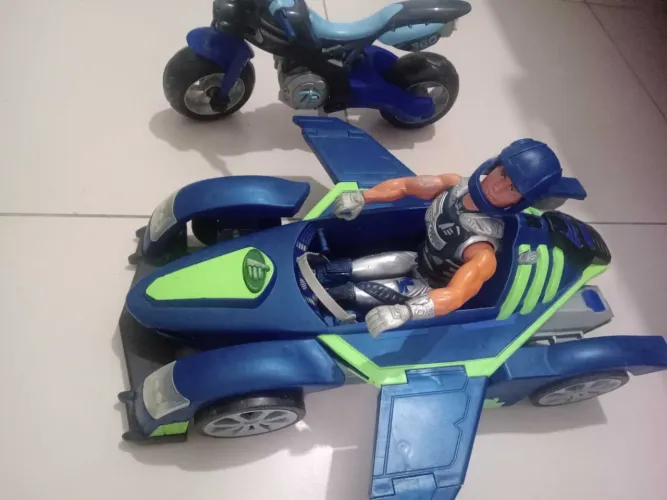 São 6 Boneco uma moto um carro nave. Oportunidade.