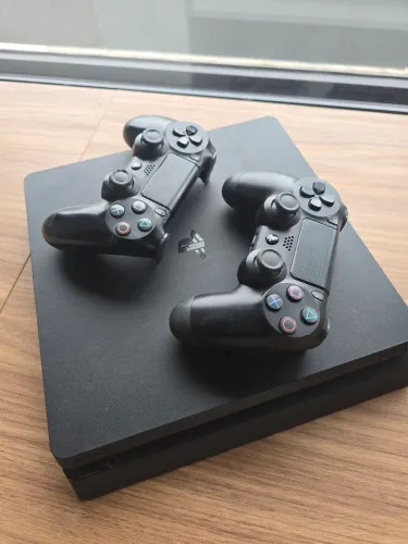 PlayStation 4 500Mb + 2 controles + 11 jogos