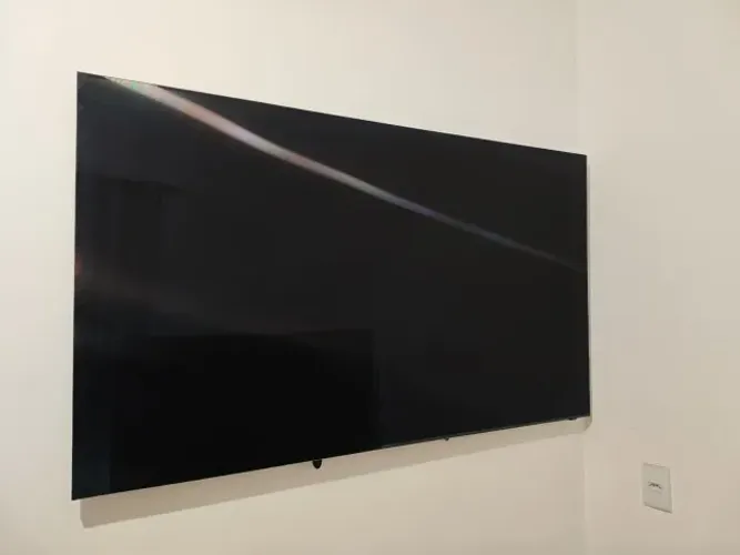 Televisão Samsung 8K QN65QN800AG para retirada de peças.