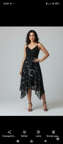 Vestido preto com detalhes em pedrarias