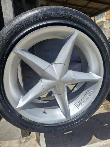 Vendo ou troco roda + peneu aro 18 5x100 furos em bom estado no preço pra vender logo
