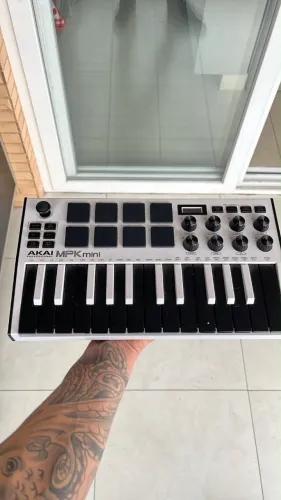 Controladora MIDI AKAI MPK MINI