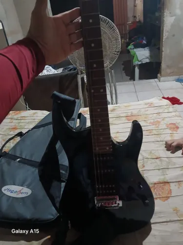 Vendo esse esta guitarra de marca Golden muito boa 
