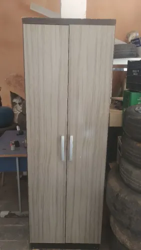 Guarda roupa multiuso conservado