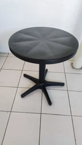 Mesa de bar de ferro.