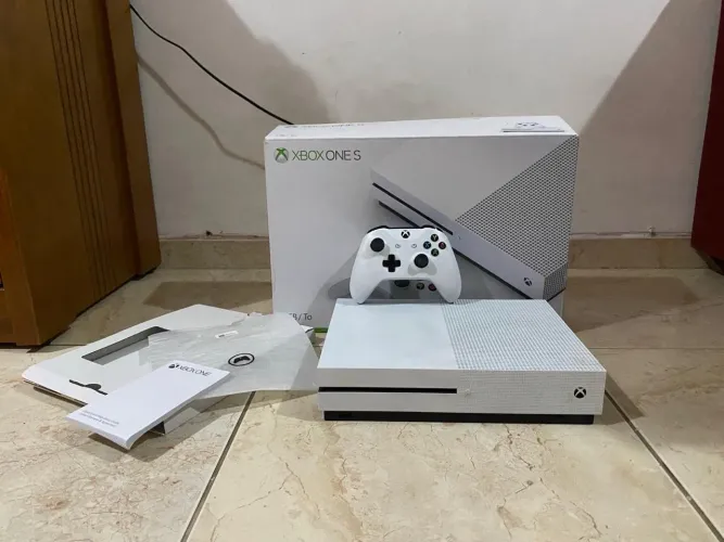 Xbox one S 1TB c/ 1 controle e caixa perfeito estado