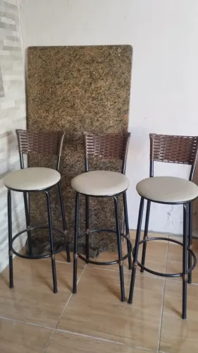 Pedra de Granito Cinza Ocre Itabira com 3 Banquetas Altas - Conjunto para Área Gourmet