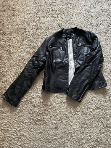 Jaqueta courino pelúciada. 