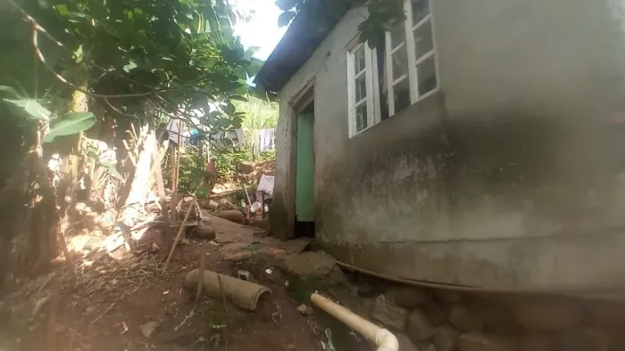 Casa 1 cômodo grande 1 banheiro 1 área terreno pra construir enseada do brito