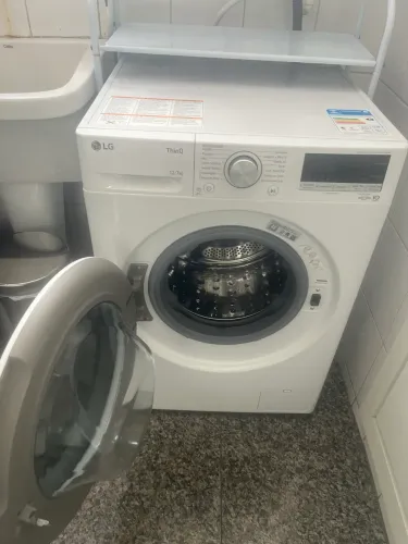 Vende-se máquina de lavar LG lava e seca seminova