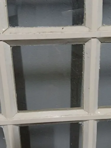 Janela Sasazaqui de ferro 2,00 X 1,20 com vidros e grades