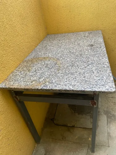 Mesa de Granito com Estrutura de Ferro