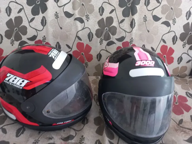 2 capacetes pouco usados