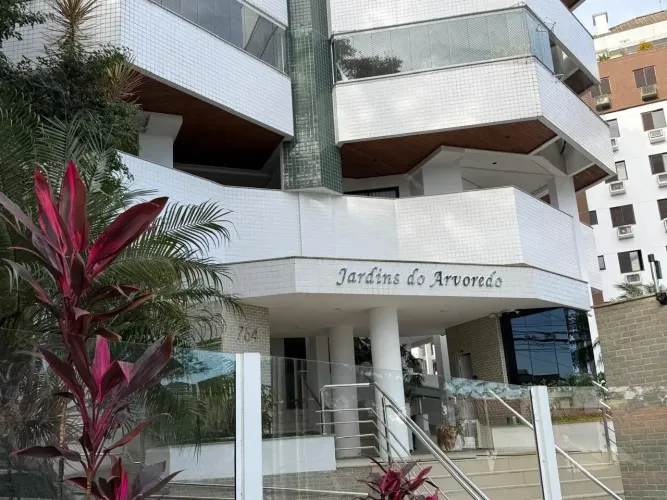Apartamento com 110 m² privativos, 4 dormitórios, vista para o mar e lazer completo, João