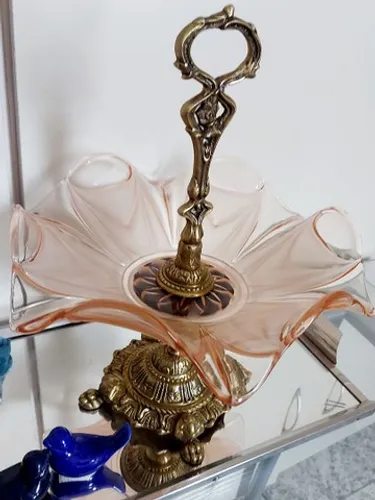 Belissima fruteira em murano, rosê e pé pesado de bronze