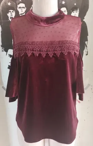 Blusa em veludo vinho com mangas vasadas
