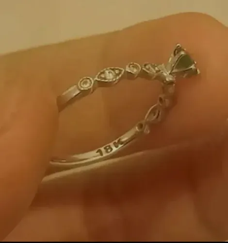 Anel de diamantes com esmeralda