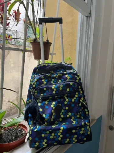 Mochila da Kipling mosaico azul/amarelo de rodinhas (EUA) pode ser usada nas costas