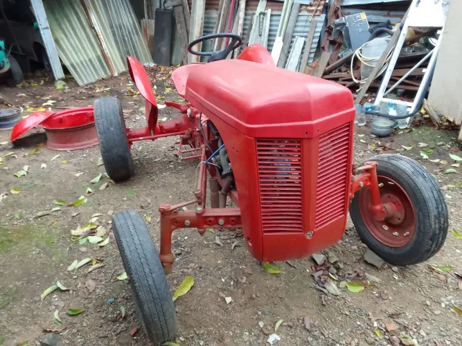 Vendo trator antigo fergusom