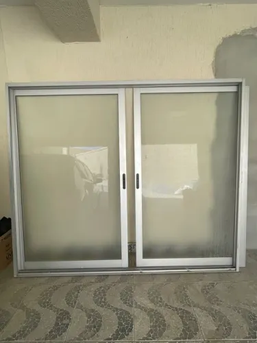 Porta de vidro de correr em esquadria de alumínio/ Fechamento armário