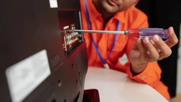 Consertos de eletrônica, tvs, som e informática.