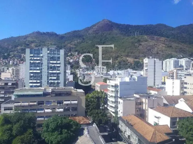 Sala comercial em edifício imponente! Dividida em recepção, sala de espera e consultório.