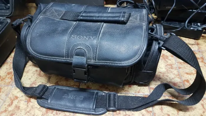 Bolsa antiga para camera ou filmadora, de couro, bem robusta e espaçosa