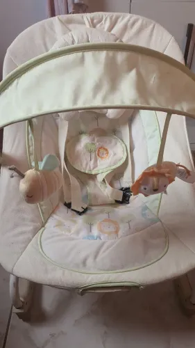 Cadeirinha de descanso/ fica mais em pe e deitada