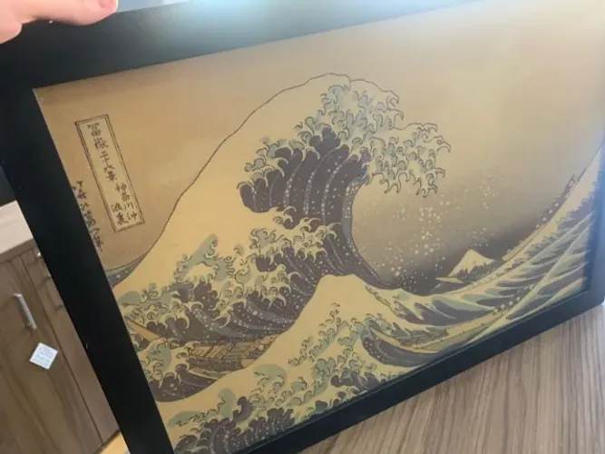 Quadro decorativo onda de kanagawa acabamento madeira e vidro - 41cm x 56 cm