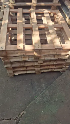 Pallets danificados, madeira eucalipto, medida 1mt por 1mt. 
