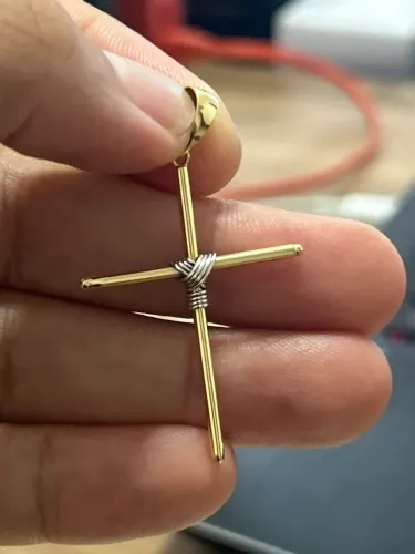 Pingente crucifixo trançado em ouro 18k