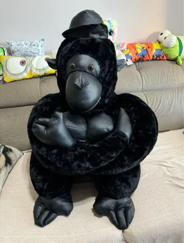 Gorila de Pelúcia Preto com Chapéu