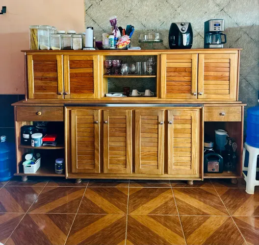 Armário de cozinha em madeira cerejeira com pia